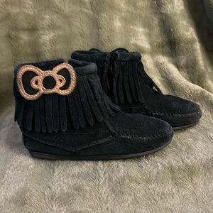 Minnetonka Hello Kitty Moccasins